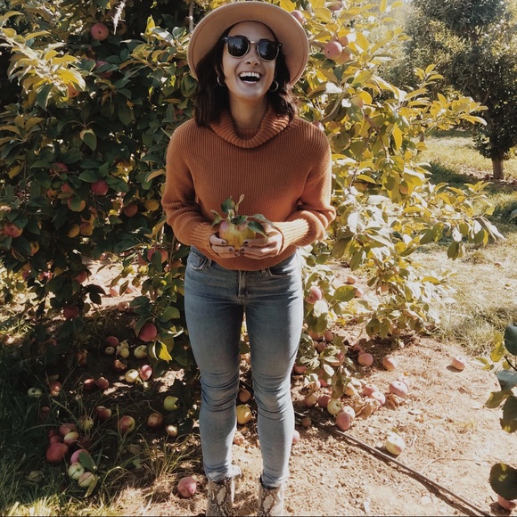 A Little Boston Posher - Top Rated Seller, Posh Ambassador, and Fast Shipper! - Picture 3 of 4